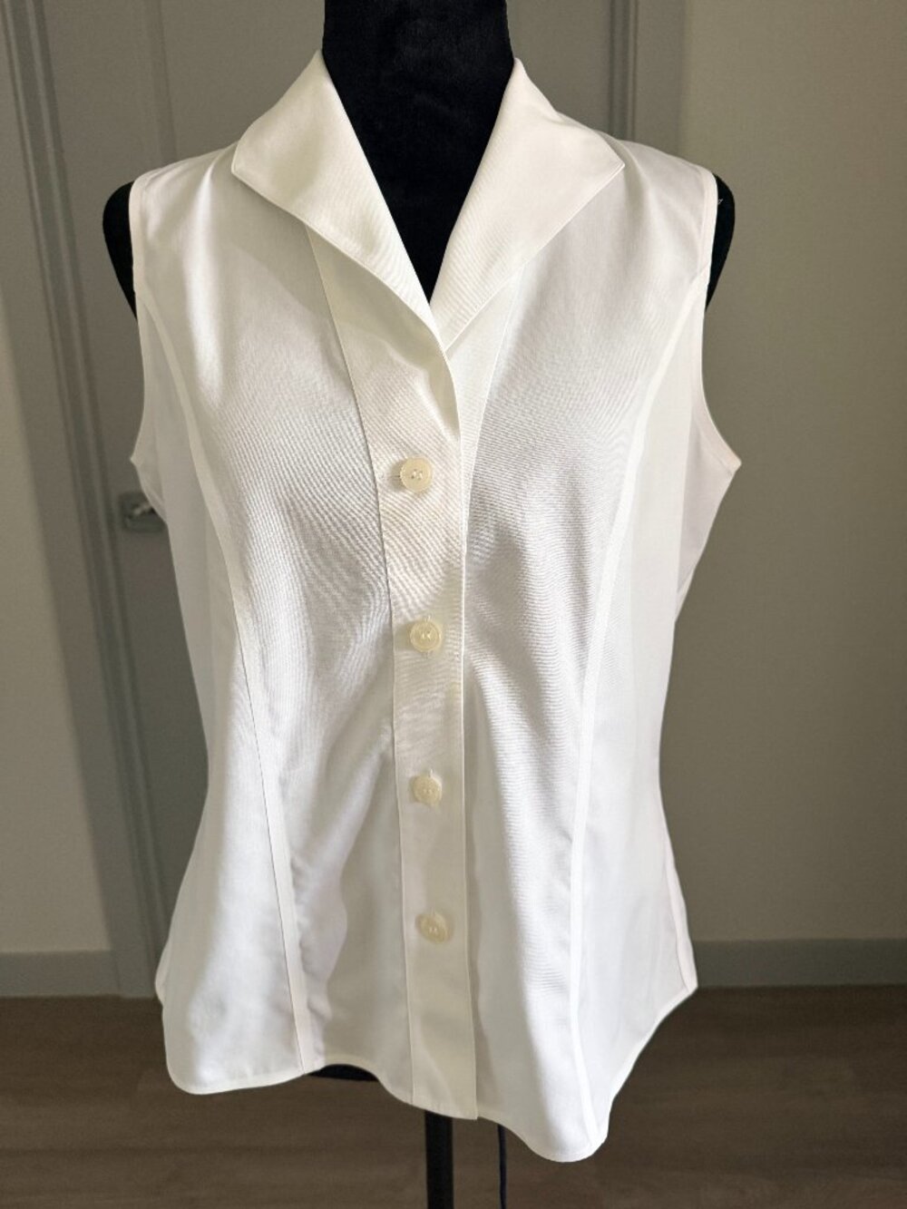Jones New York Platinum Size 6 White Non Iron Sleeveless Button Up Shirt Preppy